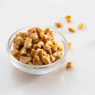 CARAMELIZED MACADAMIA PIECES KG 1 X 10 IRCA